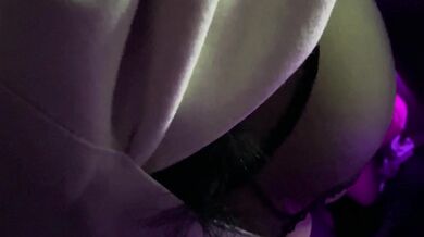 晚上加班奔驰哥给女同事下春药❤️在送她回家路上药效发作主动吃鸡巴车震操了她高清无水印版